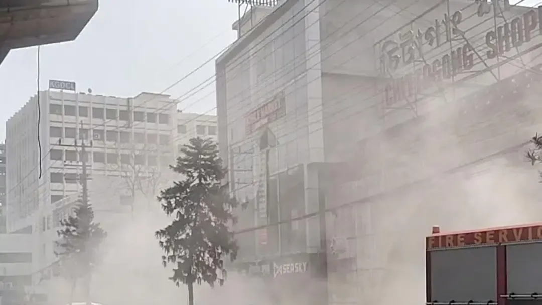 চিটাগং শপিং কমপ্লেক্সে আগুন, নিয়ন্ত্রণে ৫ ইউনিট