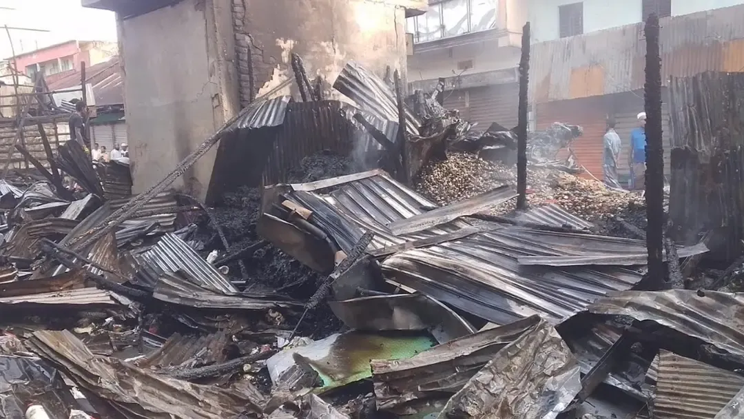 পিরোজপুরে ভয়াবহ অগ্নিকাণ্ডে ১৭ দোকান পুড়ে ছাই