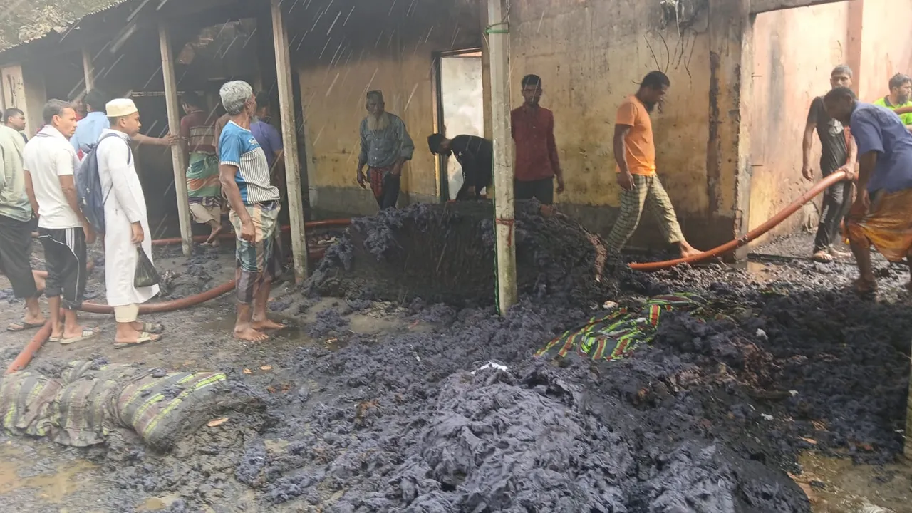 আগুনে পুড়ল তুলার গোডাউনসহ বাড়ি