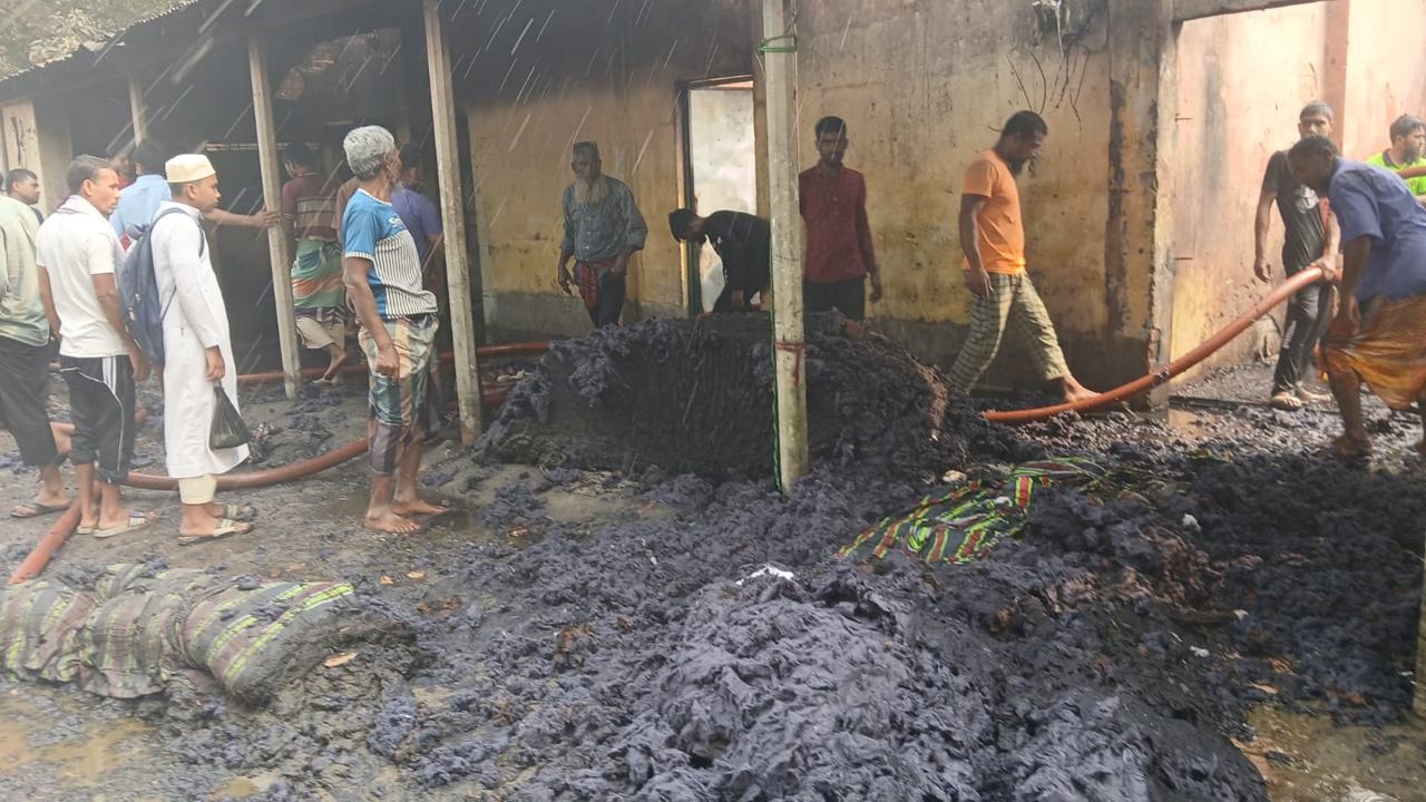 fire-accident-in-nilphamary-20260307223405