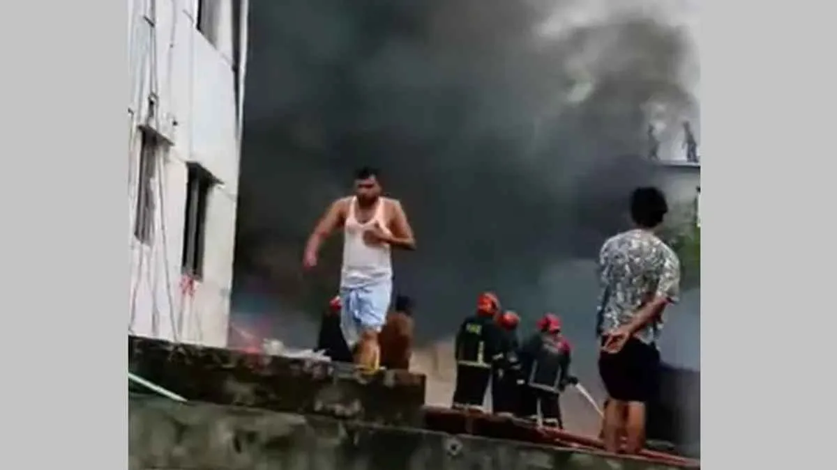 বাড্ডায় ফার্নিচারের গোডাউনে আগুন, দুই ইউনিটের চেষ্টায় নিয়ন্ত্রণে