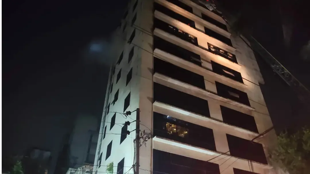 বনানীতে বহুতল ভবনের আগুন নিয়ন্ত্রণে