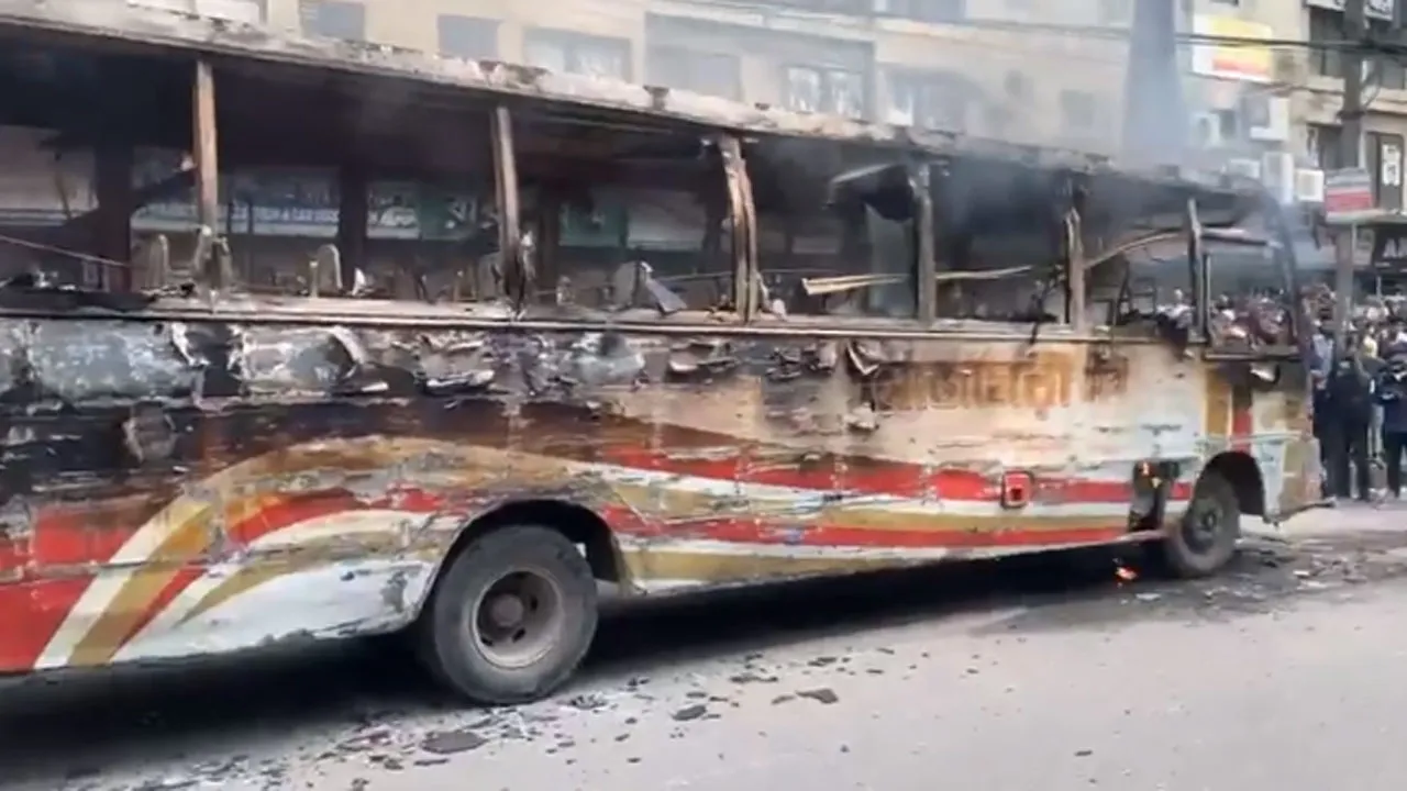 রাজধানীর বিজয়নগরে বাসে আগুন
