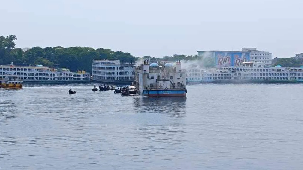শ্যামবাজার ঘাটে লঞ্চে আগুন