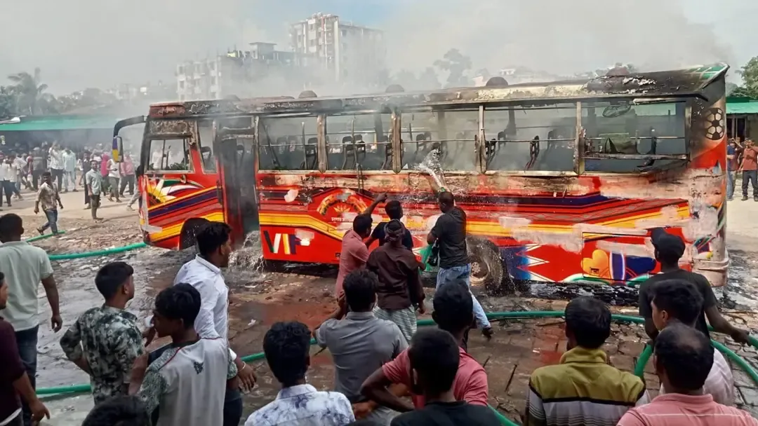 কালিয়াকৈরে দাঁড়িয়ে থাকা বাসে আগুন