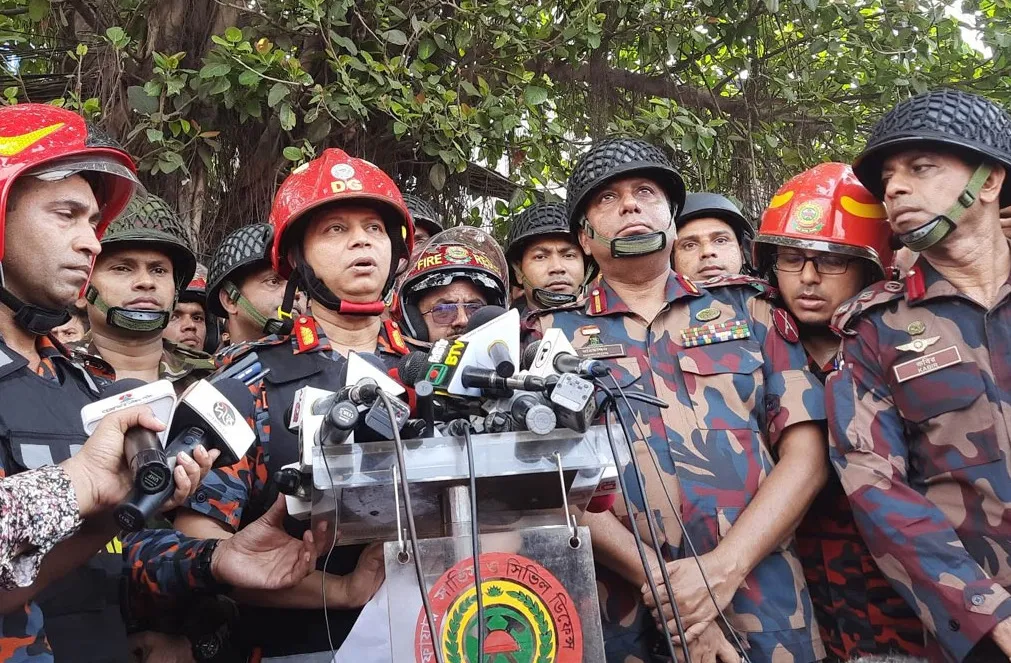 আগুন নিয়ন্ত্রণে, তবে পুরোপুরি নির্বাপণে সময় লাগবে : ফায়ার ডিজি