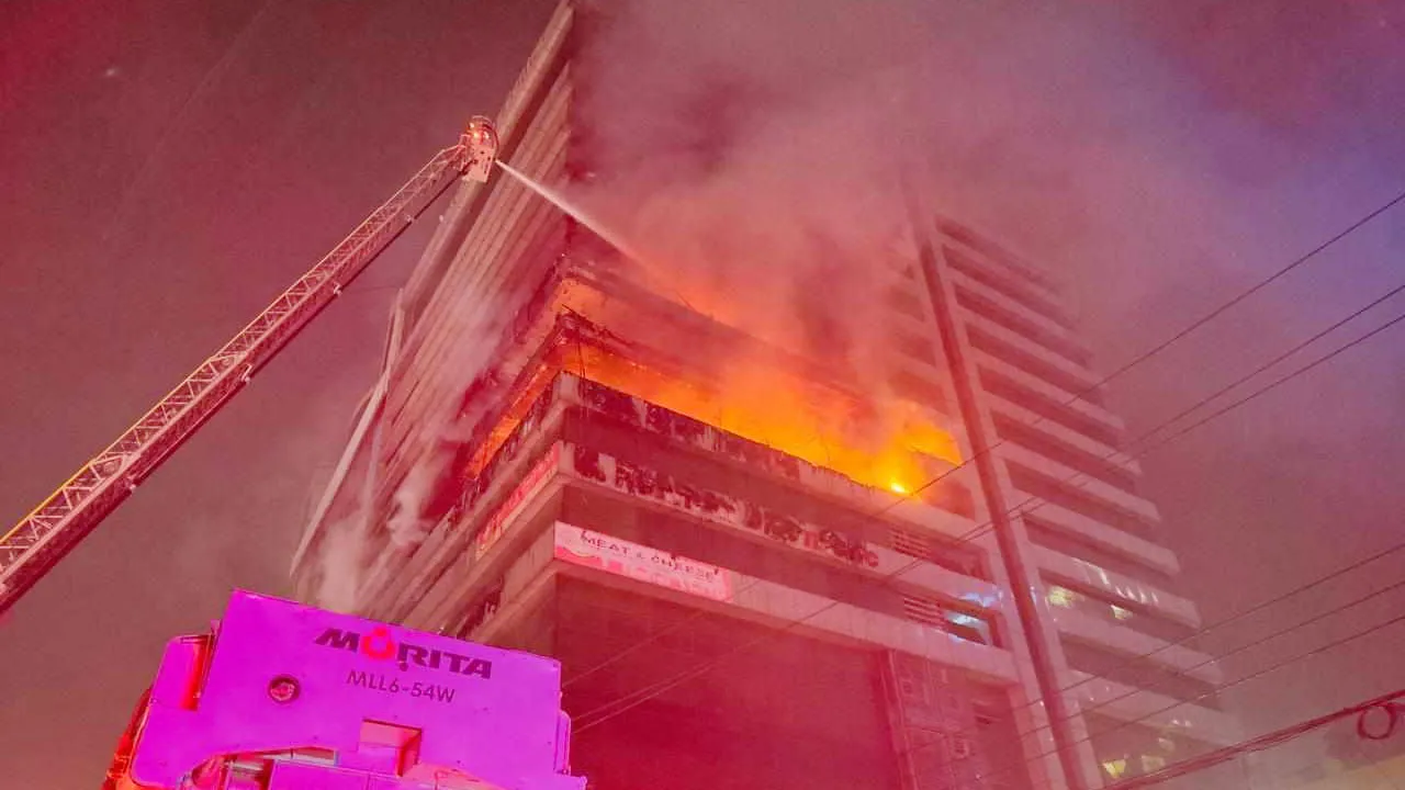 পুরানা পল্টনে ভবনে আগুন