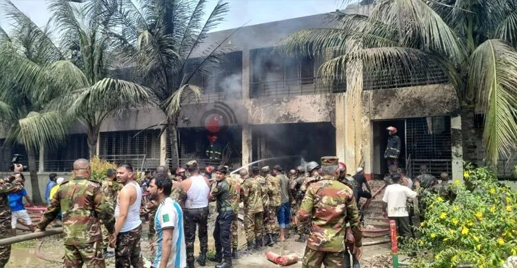উত্তরায় বিমান বিধ্বস্ত; নিয়ন্ত্রণে ৮ ইউনিট