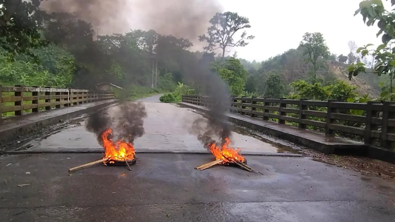 সাজেকে আটকা পড়েছে ৫ শতাধিক পর্যটক