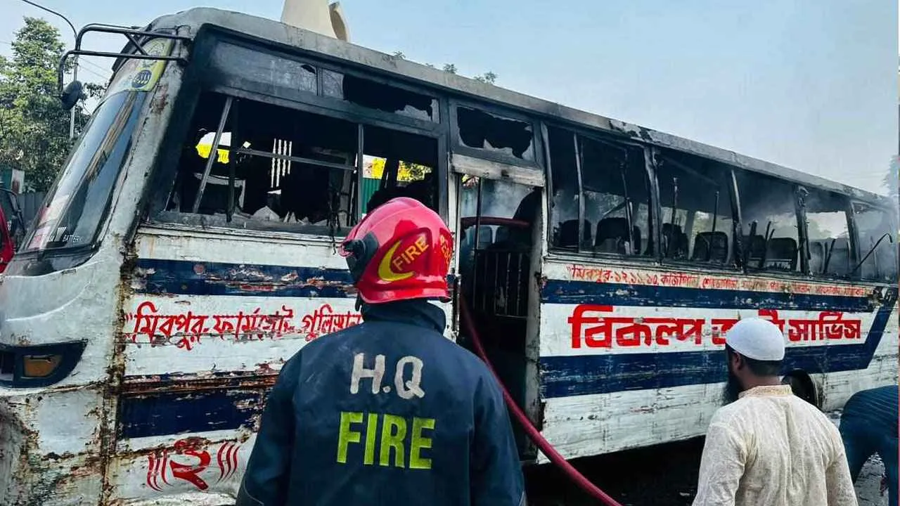 গুলিস্তানে বাসে আগুন