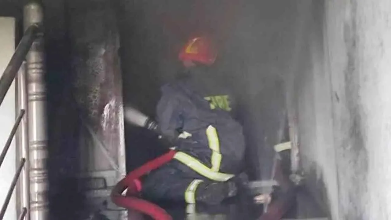 কেরানীগঞ্জে প্লাস্টিক কারখানায় আগুন, নিয়ন্ত্রণে কাজ করছে ৮ ইউনিট