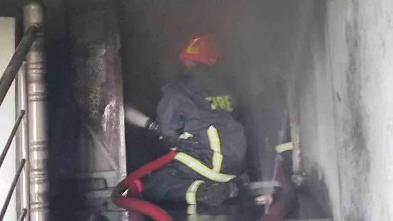 কেরানীগঞ্জে প্লাস্টিক কারখানায় আগুন, নিয়ন্ত্রণে কাজ করছে ৮ ইউনিট