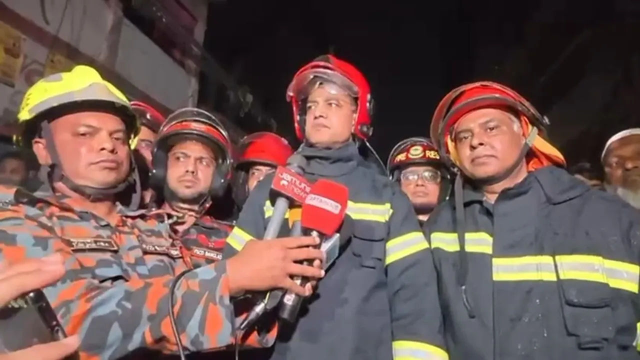 Firefighters struggle to put out Chawkbazar fire due to narrow streets