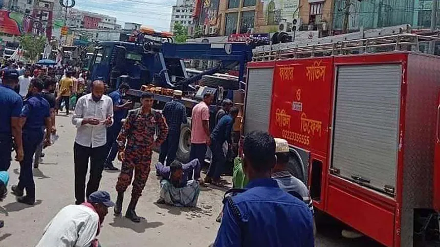 On way to douse blaze, fire engine accident leaves driver, pedestrian dead