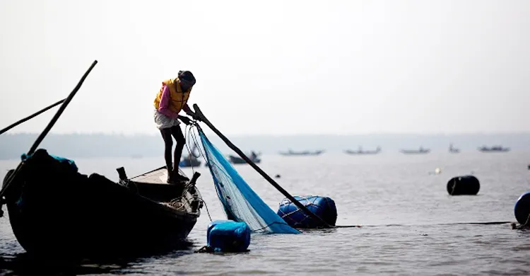 মাছ শিকারে গিয়ে ১৫ দিন ধরে নিখোঁজ ১৬ মাঝি