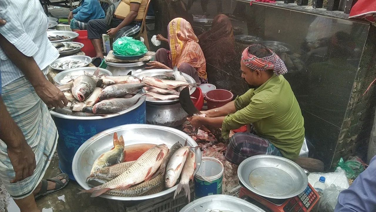 শুক্রবার এলেই বাড়ে মাছ মাংসের দাম