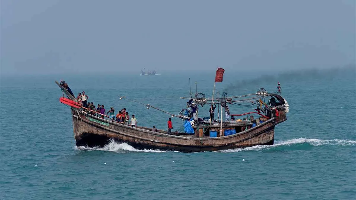 মিয়ানমার থেকে বাংলাদেশি মাছ ধরার ট্রলারে গুলি, নিহত ১