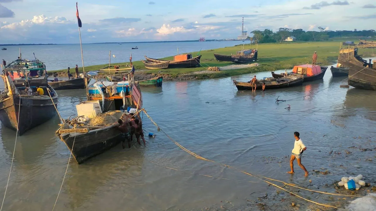 জেলেরা এখন বিকল্প আয়ের পথ খুঁজছেন