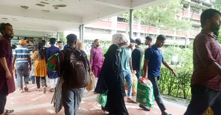 ত্রাণ দিতে ঢাবির টিএসসিতে স্রোতের মতো আসছে মানুষ
