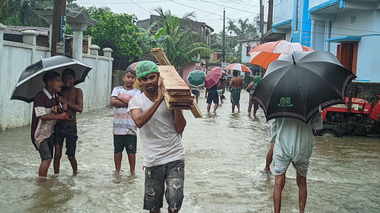 সুনামগঞ্জে বন্যা পরিস্থিতির অবনতি, পানিবন্দি লক্ষাধিক মানুষ