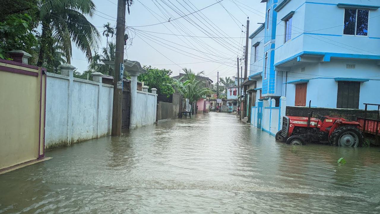 নদীর পানি কমলেও কাটেনি আতঙ্ক, বন্যা পরিস্থিতি অপরিবর্তিত