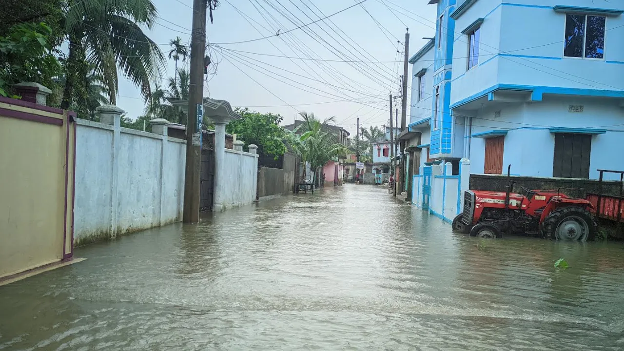 নদীর পানি কমলেও কাটেনি আতঙ্ক, বন্যা পরিস্থিতি অপরিবর্তিত