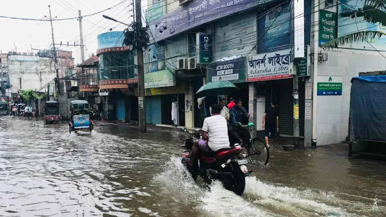 টানা বৃষ্টি, পানিতে ভাসছে বাগেরহাট শহর