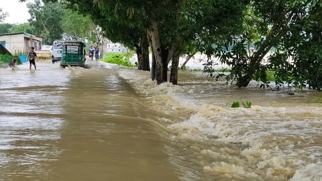ধলাই নদীর বাঁধ ভেঙে মৌলভীবাজারে বহু গ্রাম প্লাবিত