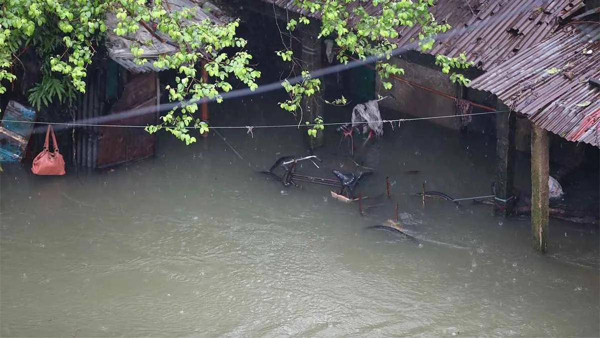 বন্যায় বিপর্যস্ত জনজীবন, ত্রাণের জন্য হাহাকার