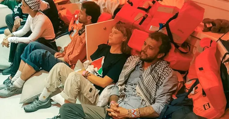 গাজামুখী জাহাজ থেকে আটক কর্মীদের ইসরায়েলে নিয়ে যাচ্ছে কমান্ডোরা