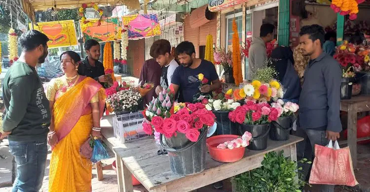 ফুল বিক্রি কম, হতাশ ব্যবসায়ীরা