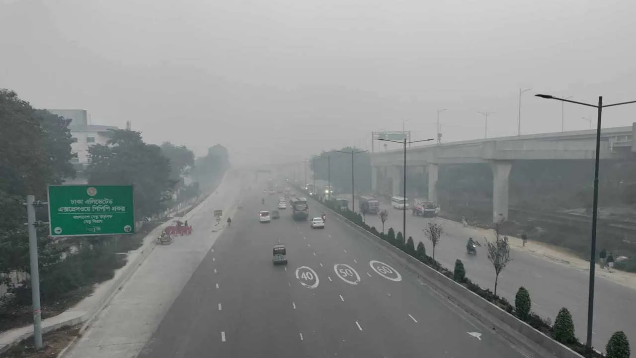 কুয়াশায় মোড়ানো ঢাকা