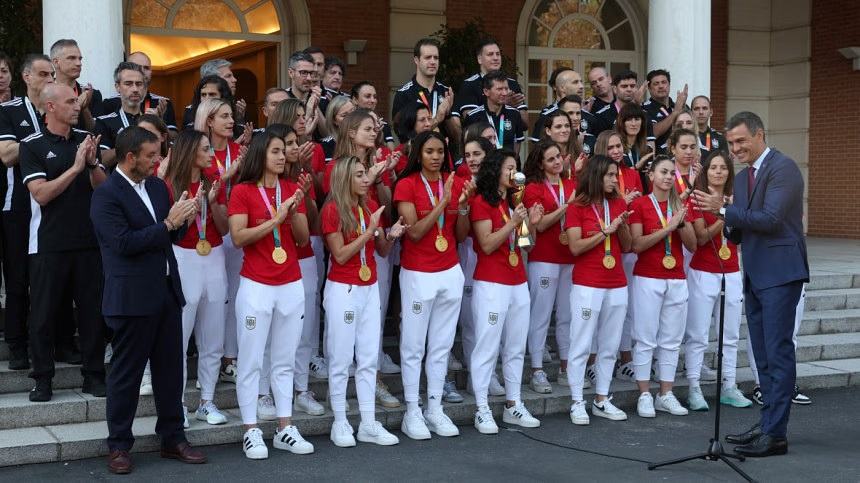 Spain PM says football boss apology over kiss 'insufficient'