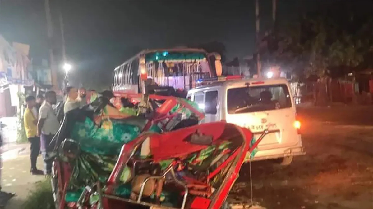 ফরিদপুরে বাসচাপায় ইজিবাইকের দুই যাত্রী নিহত
