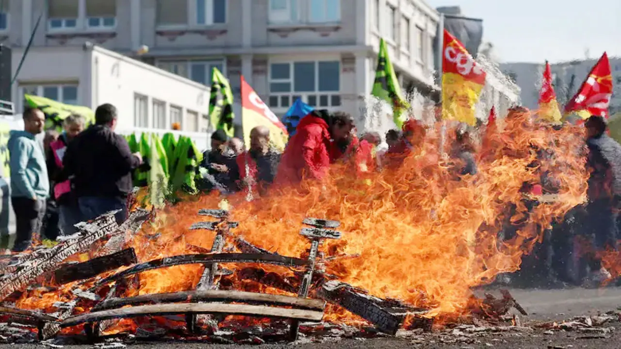 ফ্রান্সে বিক্ষোভে উত্তাল প্যারিসসহ বিভিন্ন শহর
