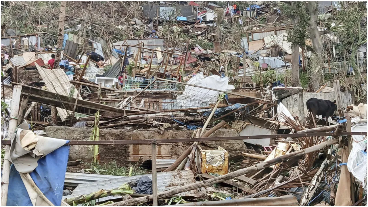 ফ্রান্সের মায়োতে দ্বীপে ঘূর্ণিঝড়ে হাজারো মানুষের মৃত্যুর শঙ্কা