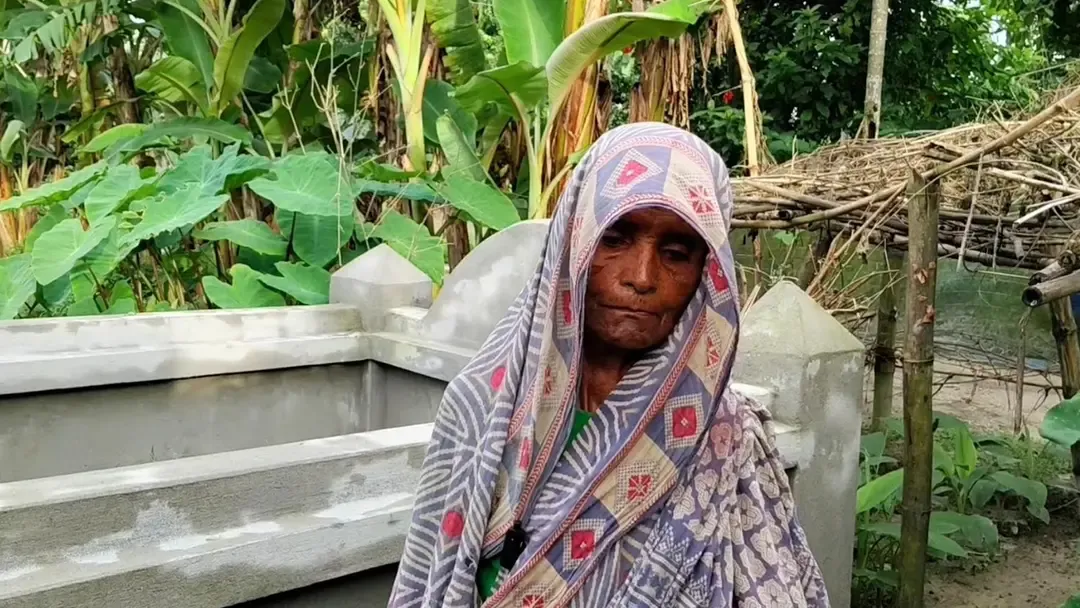 ‘মরার পরও ভরসা নেই’, তাই নিজের কবর বানিয়ে রাখলেন মা