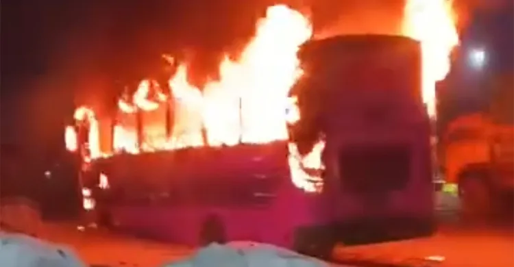 গাজীপুরে রাত থেকে ভোর পর্যন্ত দুর্বৃত্তের আগুনে পুড়লো তিন বাস