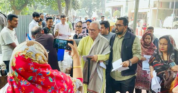 গুলশানে রিজভীর নেতৃত্বে মহিলা দলের লিফলেট বিতরণ