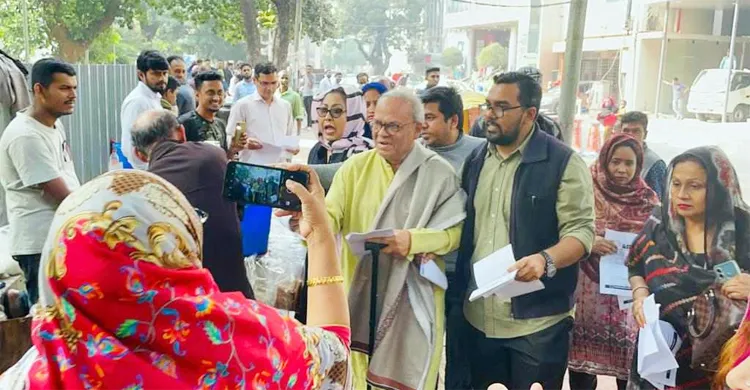 গুলশানে রিজভীর নেতৃত্বে মহিলা দলের লিফলেট বিতরণ