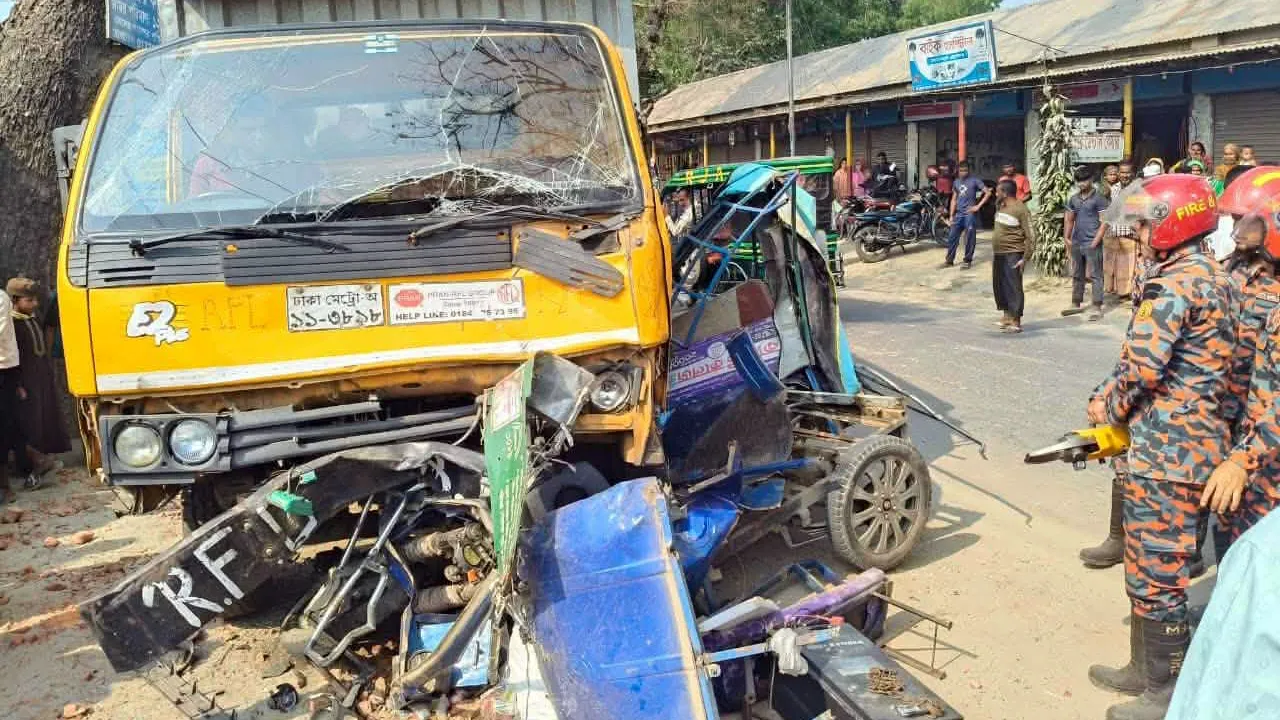 গাইবান্ধায় কাভার্ডভ্যান-অটোর সংঘর্ষে চালকসহ নিহত ২