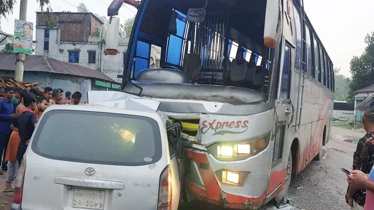 প্রাইভেট কারে বাসের ধাক্কা, নিহত ২