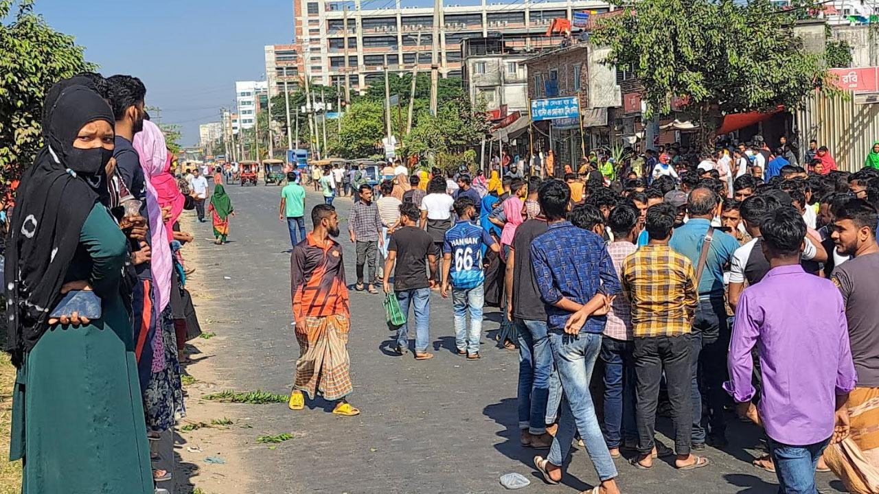 শ্রমিকদের সড়ক অবরোধ, বন্ধ যান চলাচল