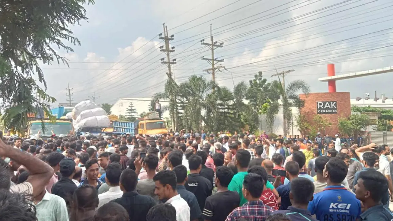 গাজীপুরের বিভিন্ন স্থানে শ্রমিকদের বিক্ষোভ