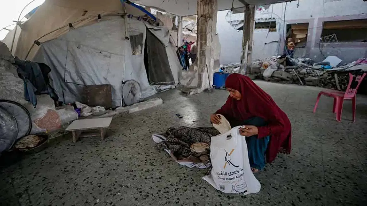 ক্ষুধায় কাতর ফিলিস্তিনিরা, যুদ্ধবিরতিতেও  ত্রাণ প্রবেশে বাধা