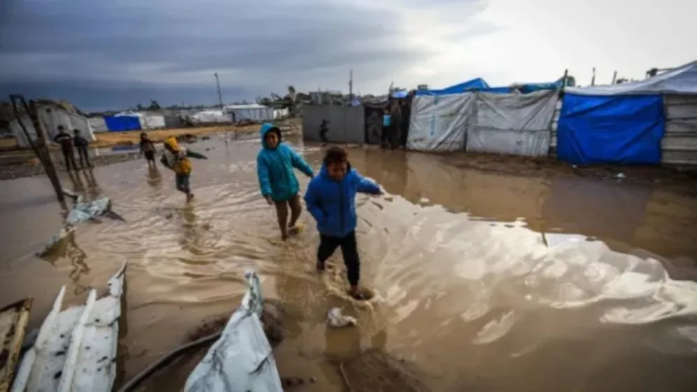 বন্যায় ডুবল গাজার অসংখ্য তাবু