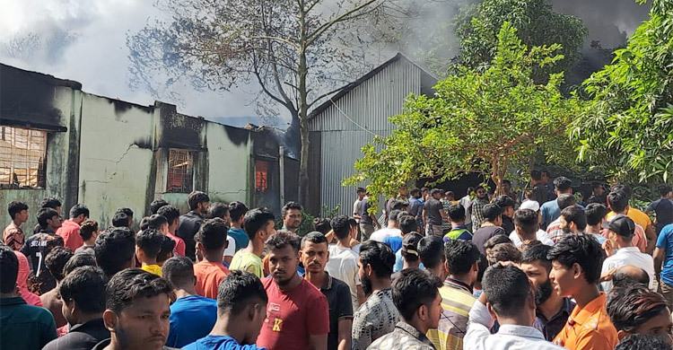 গাজীপুরে পোশাক শ্রমিক-এলাকাবাসীর সংঘর্ষ, কারখানায় আগুন
