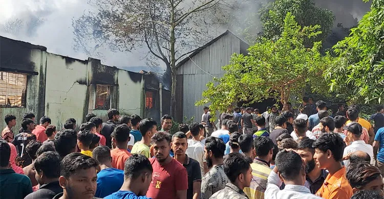 গাজীপুরে পোশাক শ্রমিক-এলাকাবাসীর সংঘর্ষ, কারখানায় আগুন