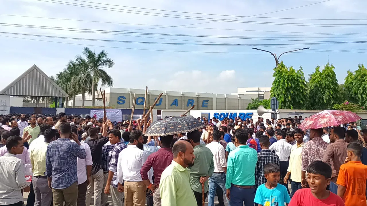 ঢাকা-টাঙ্গাইল মহাসড়ক অবরোধ করে পোশাক শ্রমিকদের বিক্ষোভ