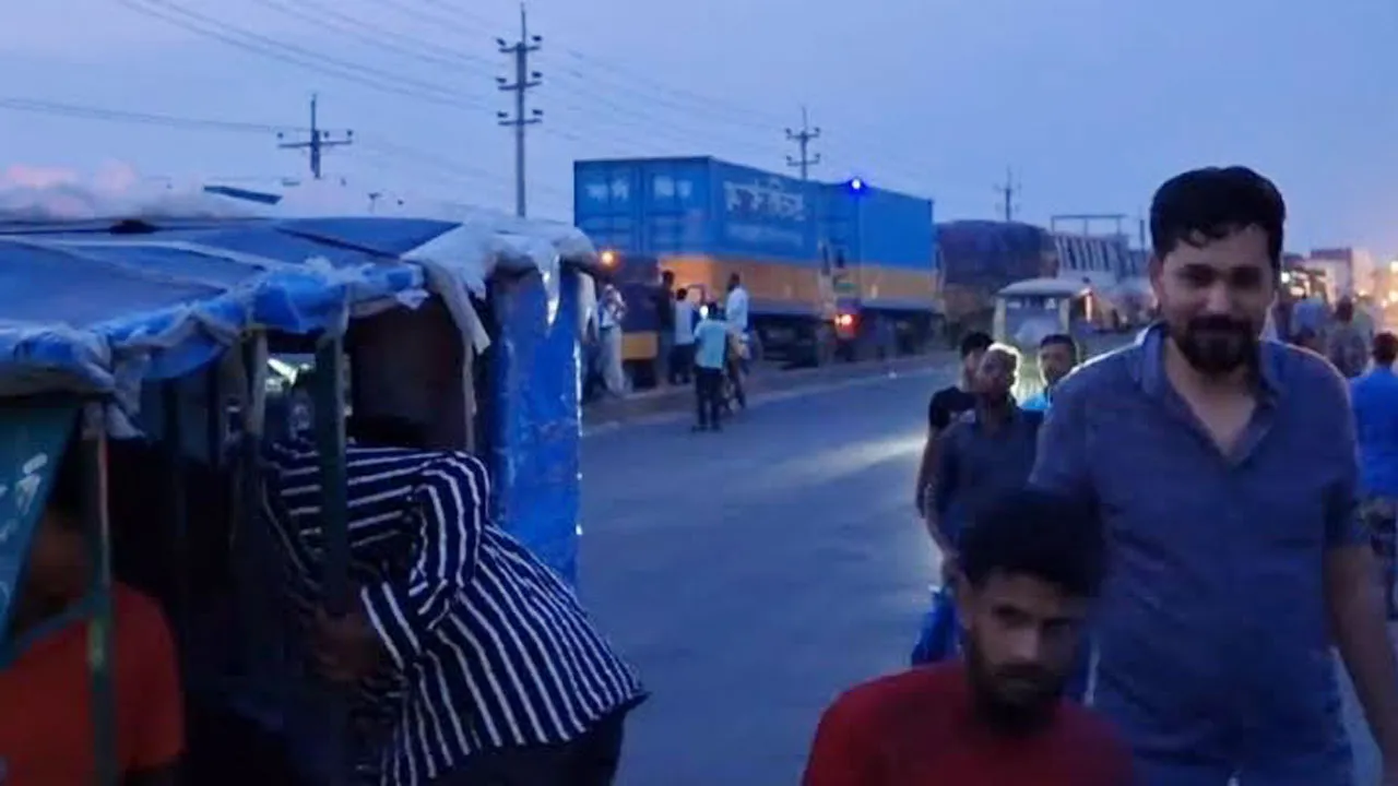 গাজীপুরে শ্রমিক আন্দোলনে ১৫ কিলোমিটার যানজট